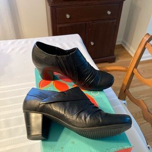 Like New! Yuu shoes in black